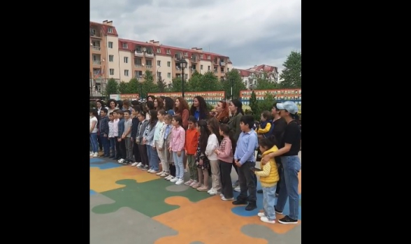 Արցախի մանուկների «ողջույնը» գերագույն հայասպանին` Ստեփանակերտի Ազատամարտիկների պուրակից